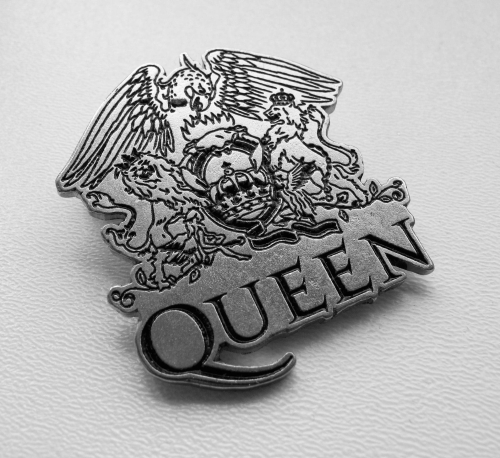 QUEEN -- metal pin.JPG