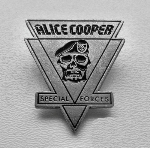 ALICE COOPER -- Metal Pin.JPG