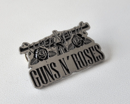 GUNS N ROSES - Pistols -- metal pin.JPG